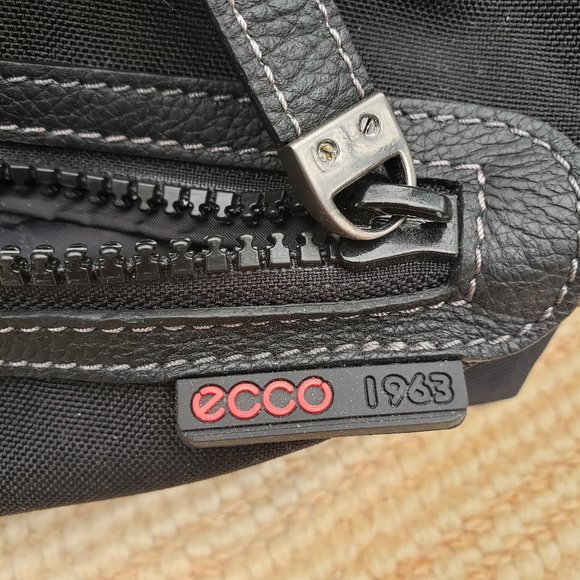 Ecco black & red toiletry travel case - Picture 4 of 6